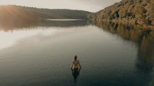 Eine Frau in einem ruhigen See